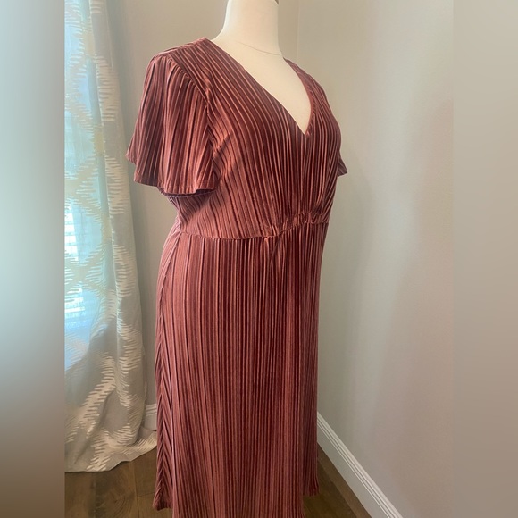 Plus Dress - Picture 3 of 6